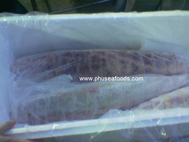 LOIN Yellow Fin Tuna Fish on packing step